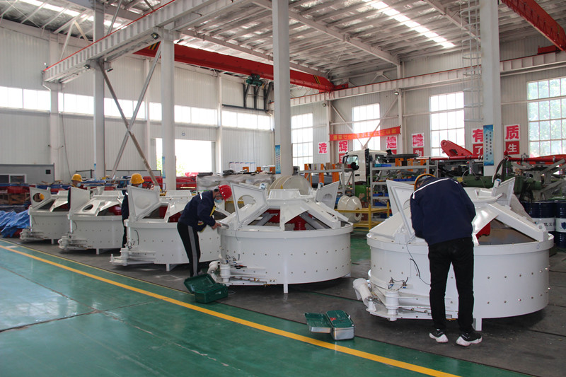 3868la银河总站机械工人认真事情中